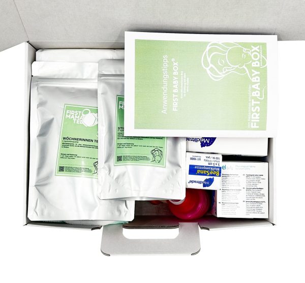 Geöffnete "First Baby Box" mit ordentlich verpackten Produkten.