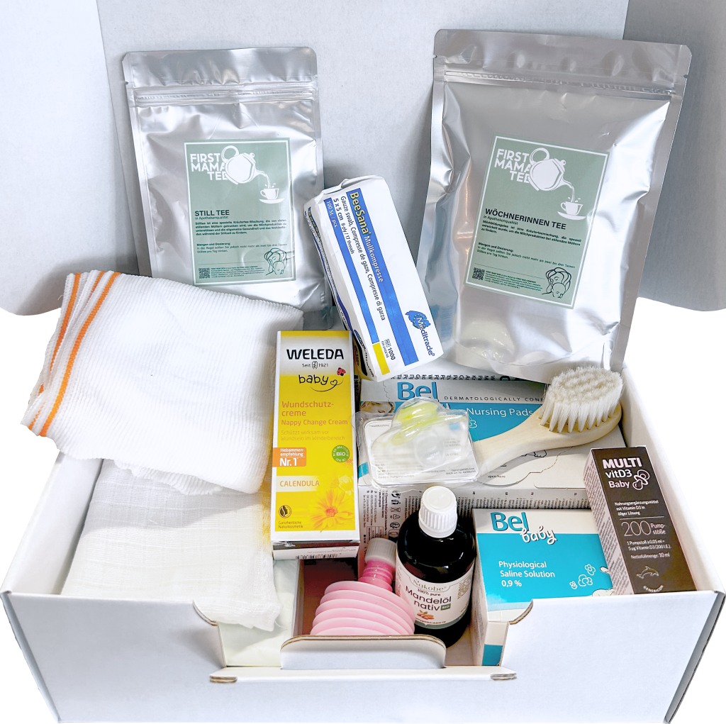 Kompletter Inhalt der First Baby Box mit hochwertigen Pflegeprodukten für Mutter und Baby, empfohlen von Hebammen für das Wochenbett. Viele Geschenke für Schwangere.