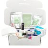 First Baby Box" mit Pflegeprodukten und Zubehör für die Zeit nach der Geburt.